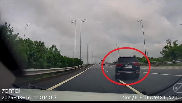 Tài xế Land Cruiser phanh gấp giữa cao tốc