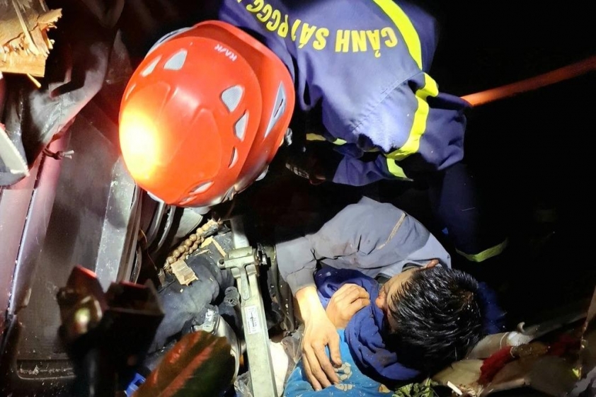 Cảnh sát PCCC làm việc tại hiện trường cứu tài xế bị kẹt