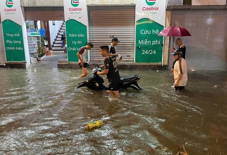Nước ngập lút bánh xe máy trên đường Xuân Đỉnh