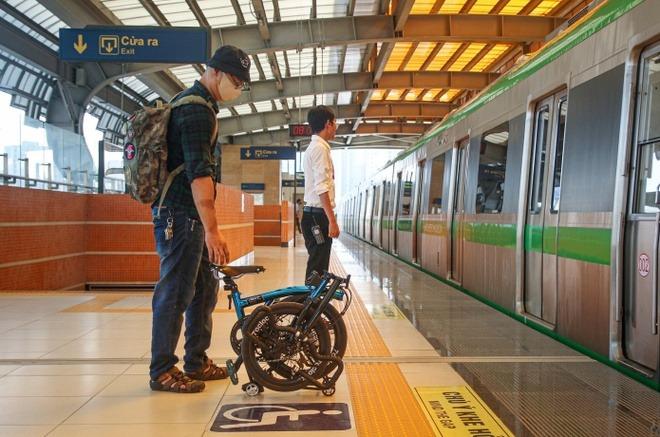 Khách hàng mang xe đạp gấp lên tàu metro