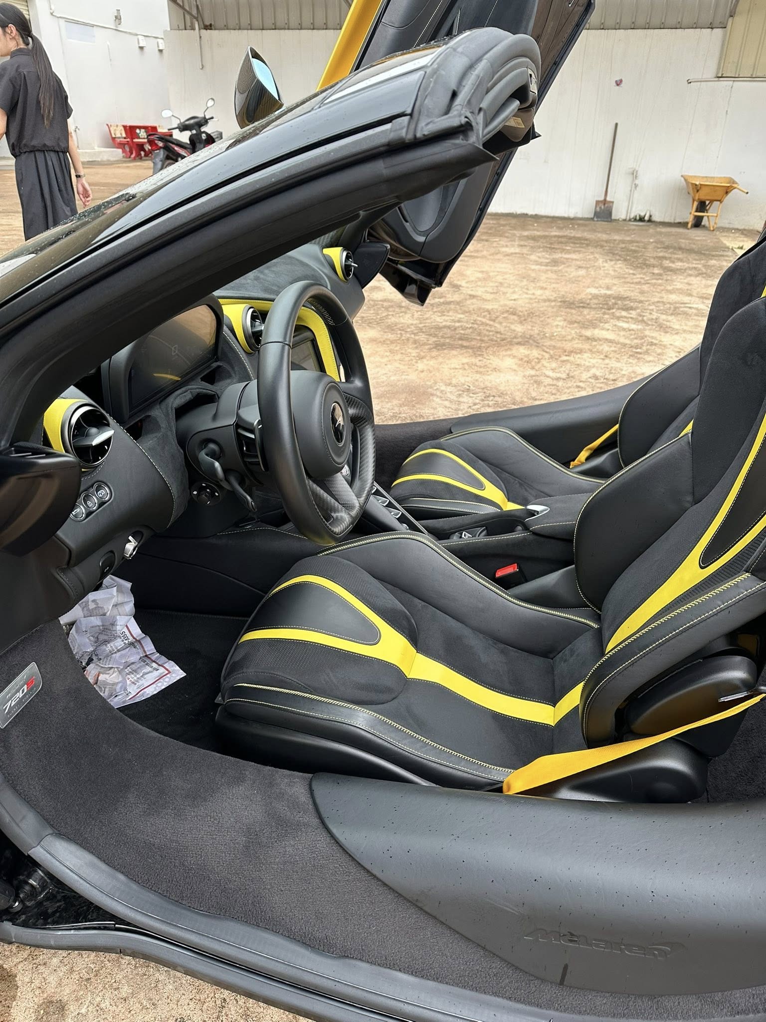 Nội thất xe McLaren vẫn giữ trạng thái tốt