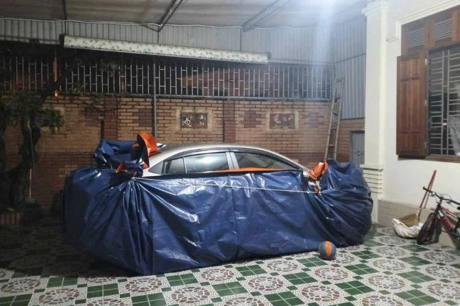 Kia Sorento được phủ bạt trong nước lũ
