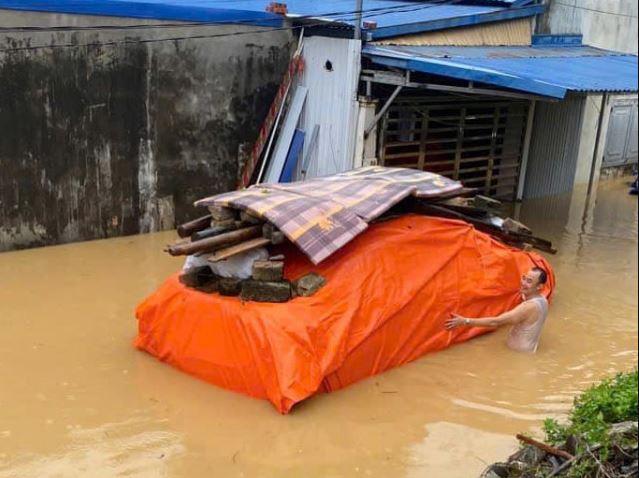 Cố định tấm bạt trên ô tô tránh trôi khi ngập lụt