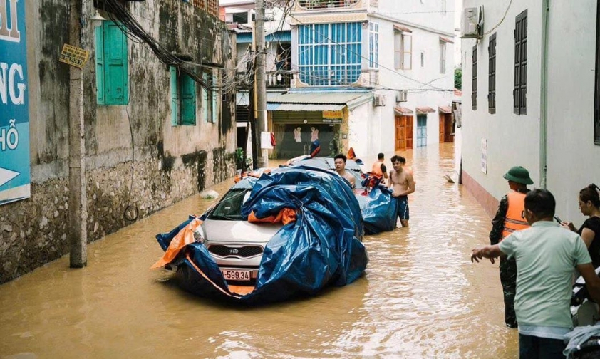 Ô tô được phủ kín bằng tấm bạt chống lũ