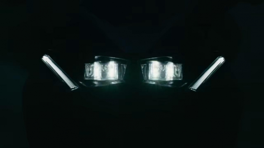Cụm đèn pha LED với bóng chữ nhật và dải LED vát chéo