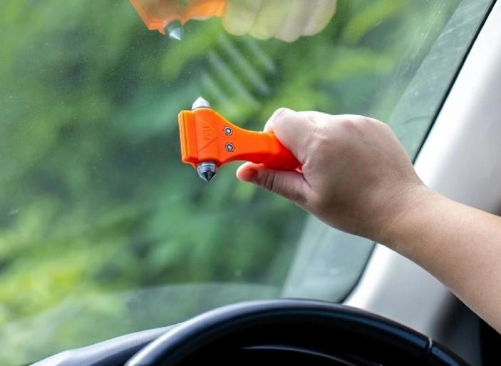 Trang bị và bảo quản búa phá kính đúng cách