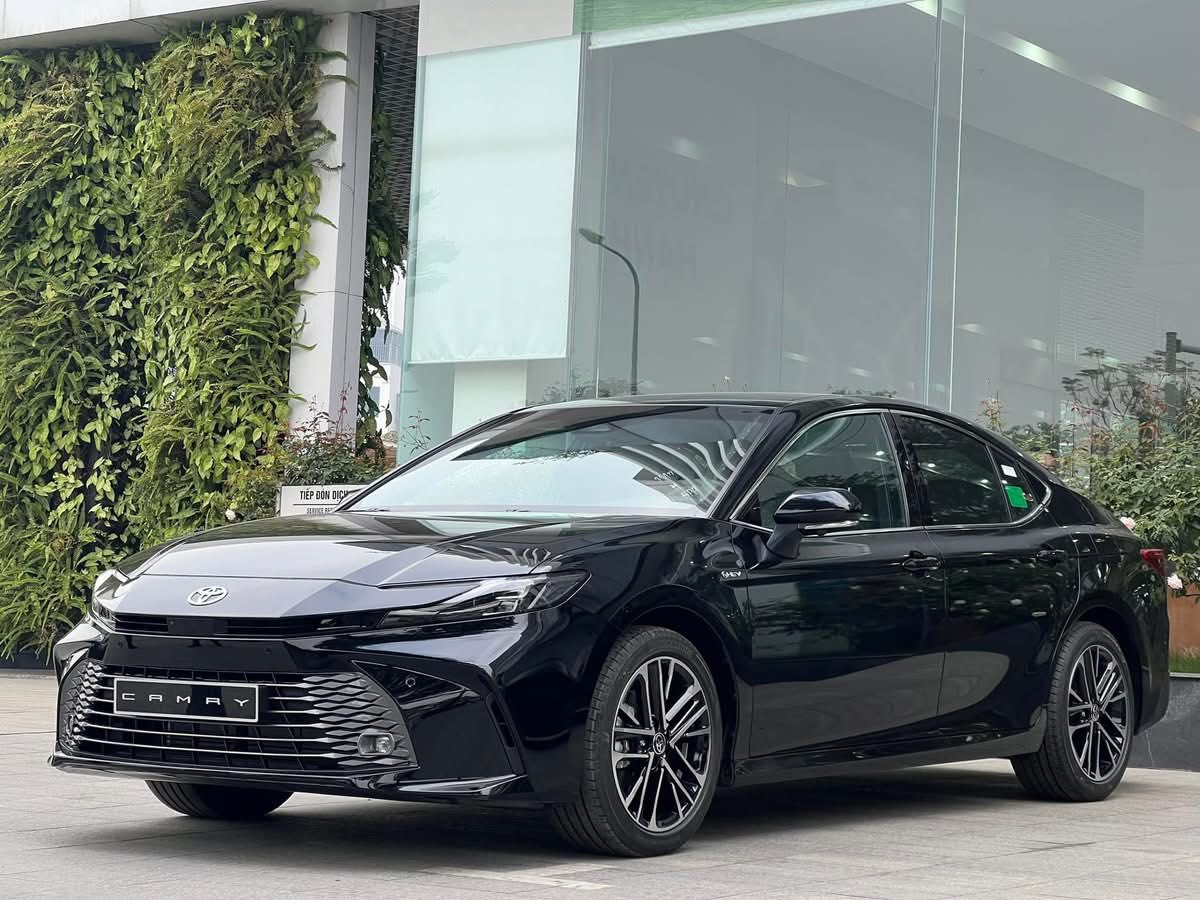 Toyota Camry với hai tùy chọn động cơ xăng và hybrid