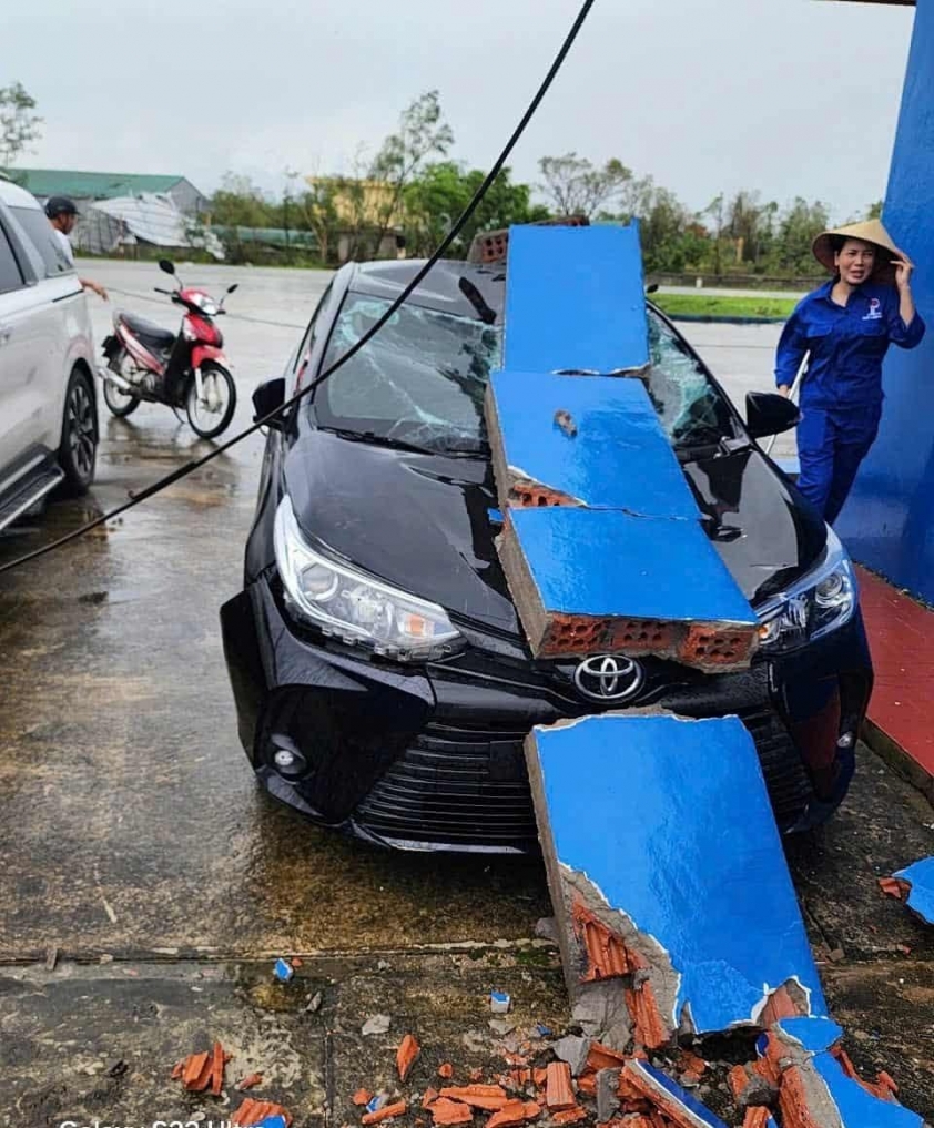 Nhiều ô tô bị vỡ kính và móp méo thân xe sau bão