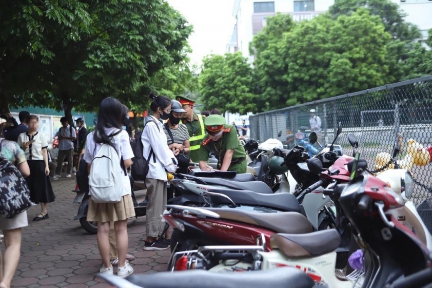 Lực lượng CSGT làm việc tại cổng trường THPT Việt Đức