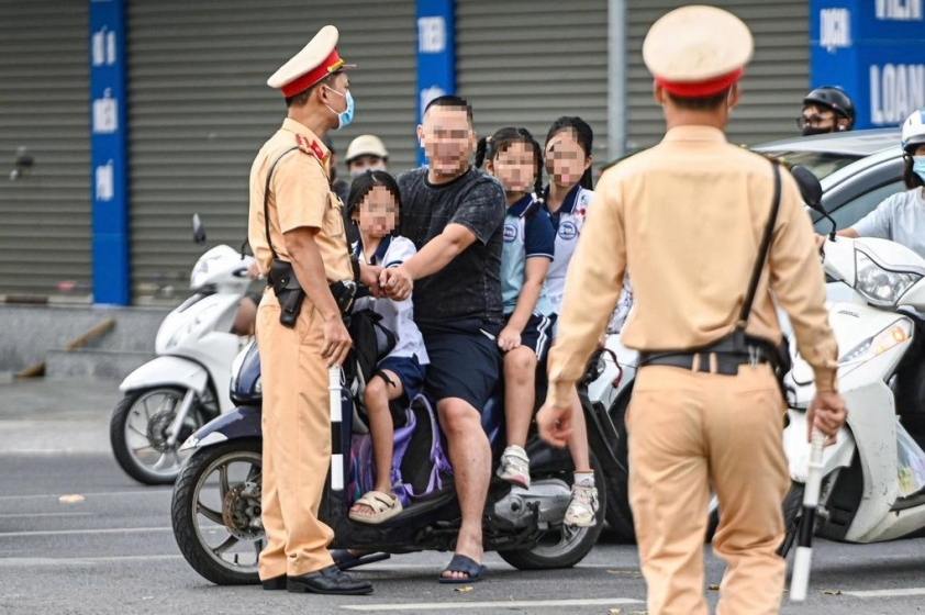 CSGT kiểm tra học sinh và phụ huynh