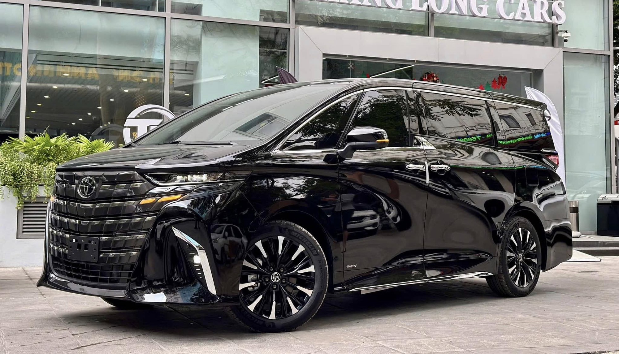 Toyota Alphard - MPV cao cấp dành cho gia đình đông người