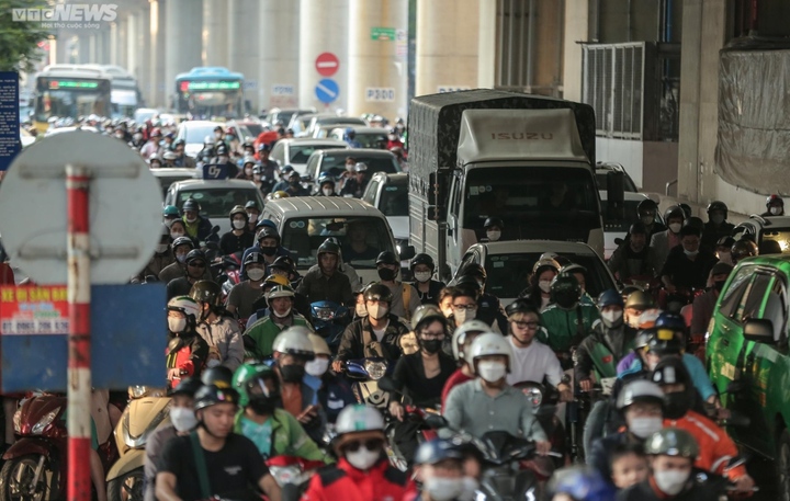 Xe ô tô lưu thông ở Hà Nội