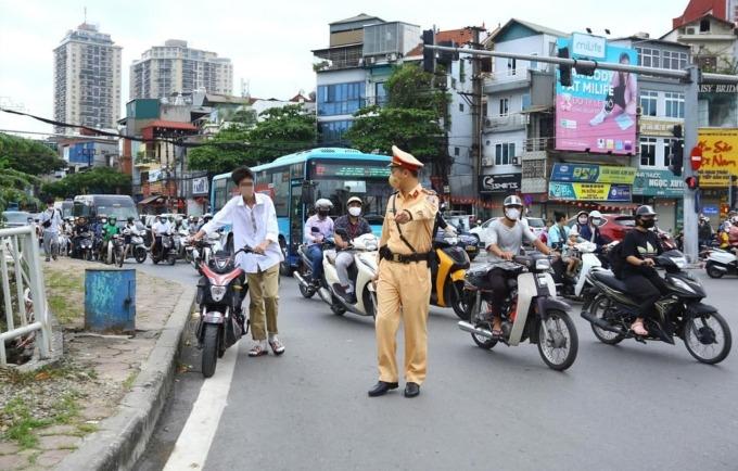 Học sinh và phụ huynh không đội mũ bảo hiểm khi tham gia giao thông