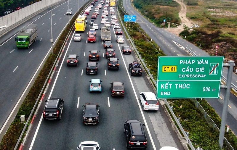Ô tô chạy trên cao tốc