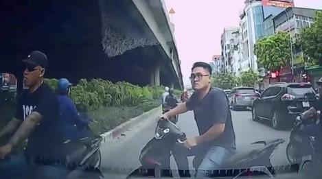 Xe máy chạy ngược chiều, thách thức ô tô