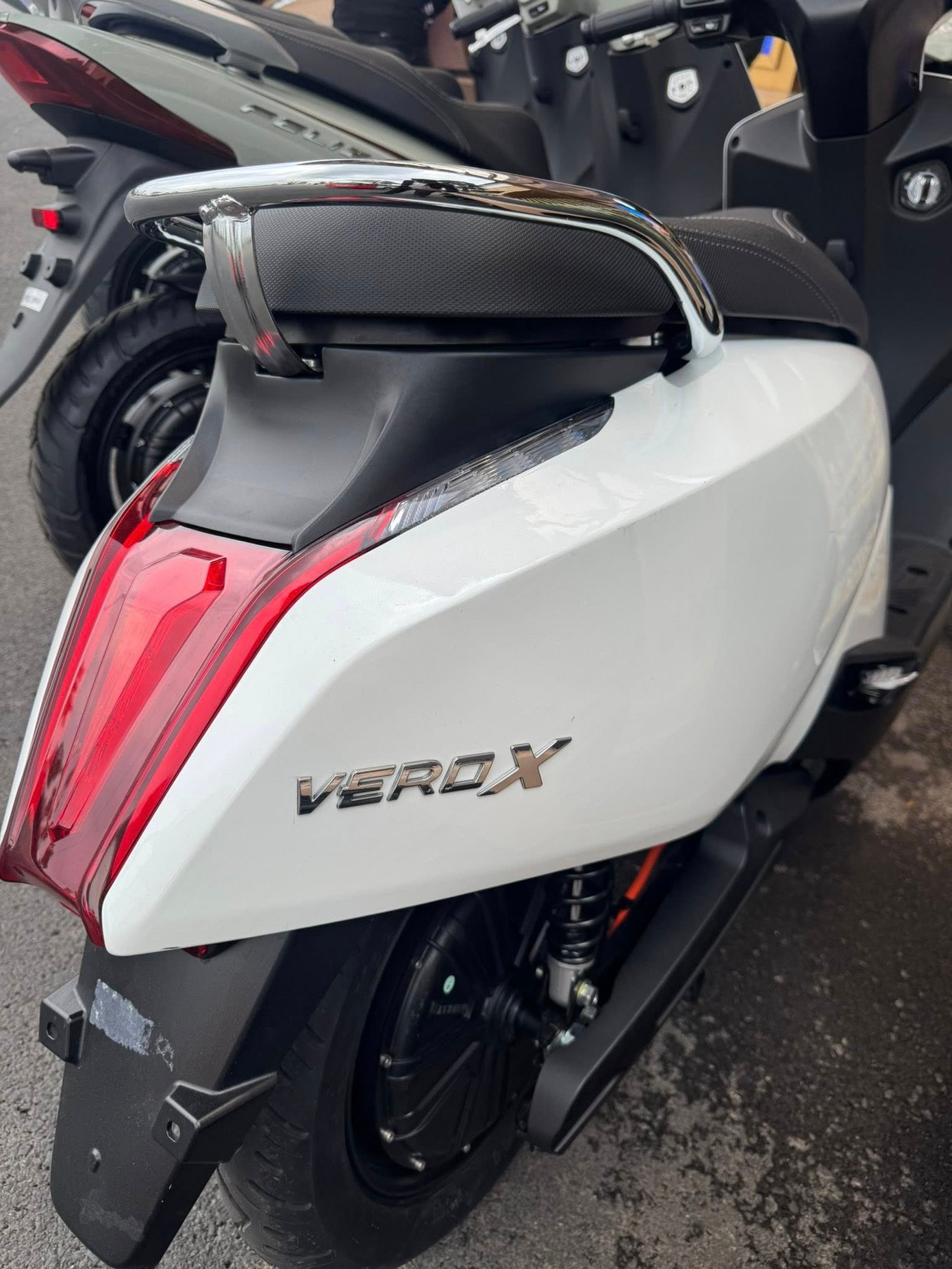 Thiết kế đèn và mặt trước Vero X