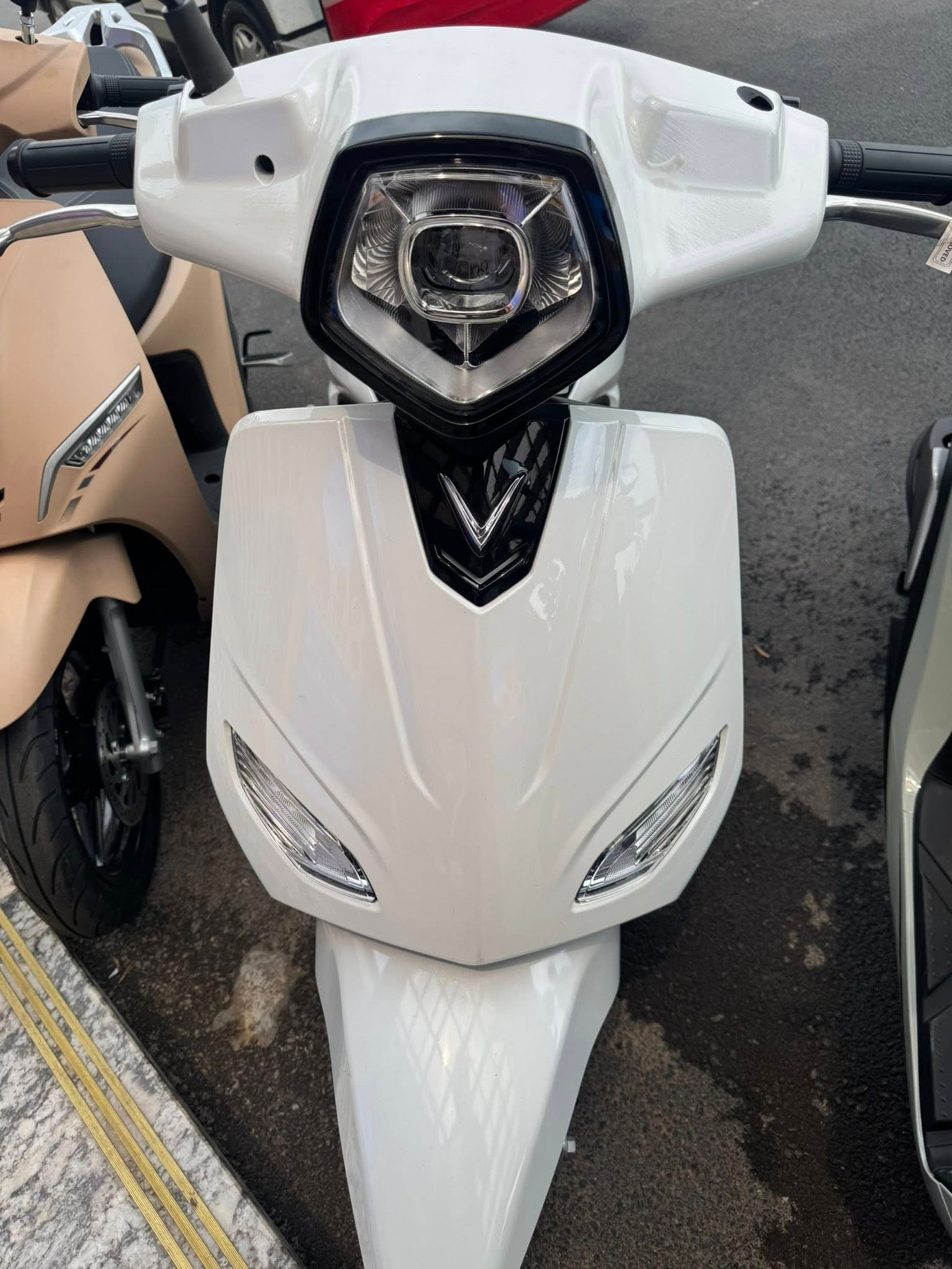 VinFast Vero X màu trắng ngọc trai