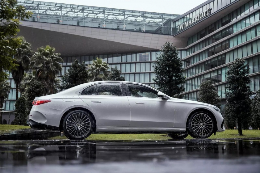 Mercedes E 300 AMG nhìn nghiêng