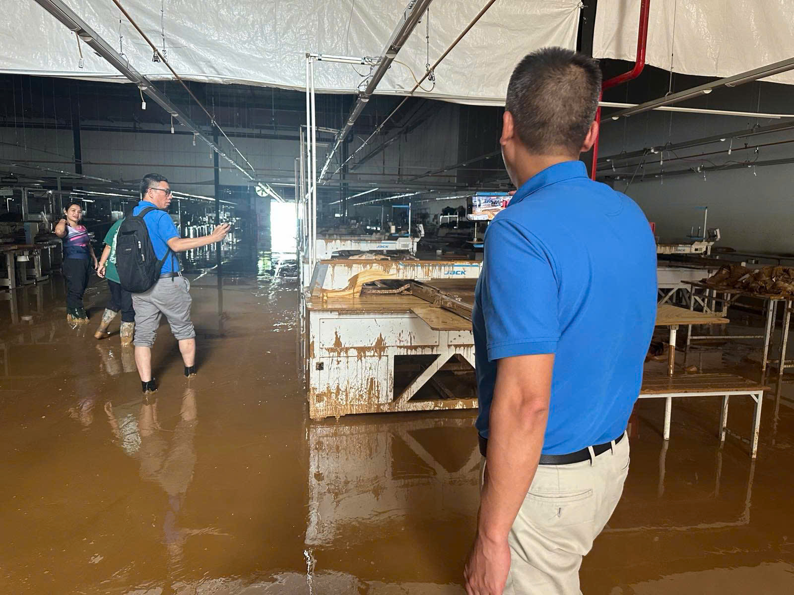 Ô tô ngập nước la liệt ở vùng bão lũ Ô tô ngập nước do bão lũ