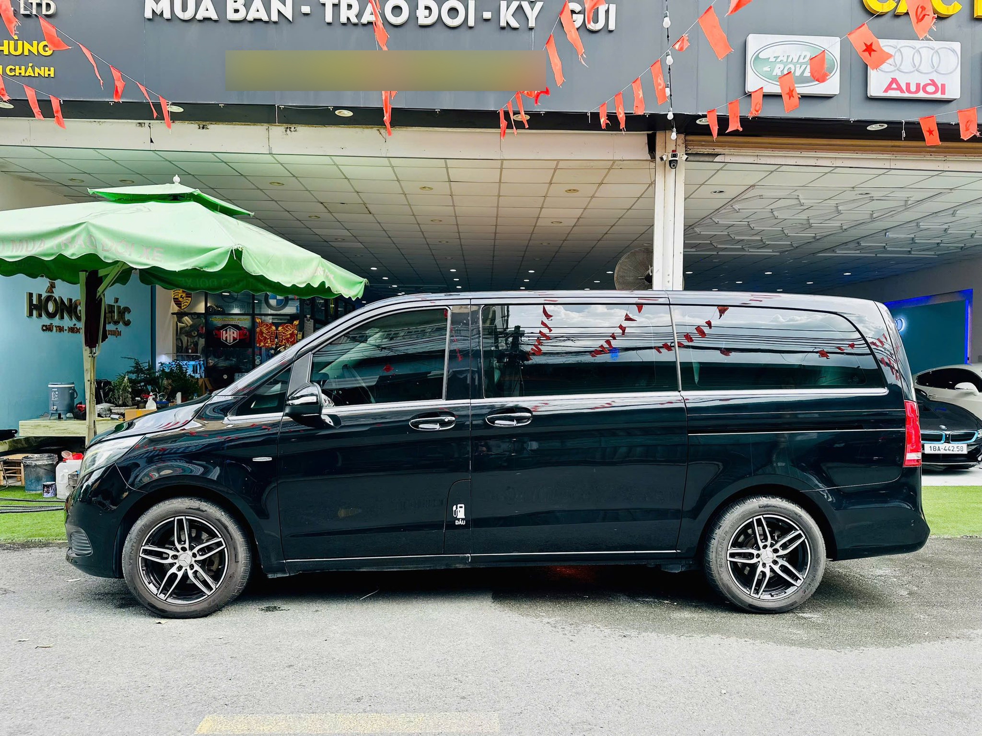 Màn hình trung tâm kích thước 8 inch Màn hình trung tâm trên xe Mercedes-Benz V 220d