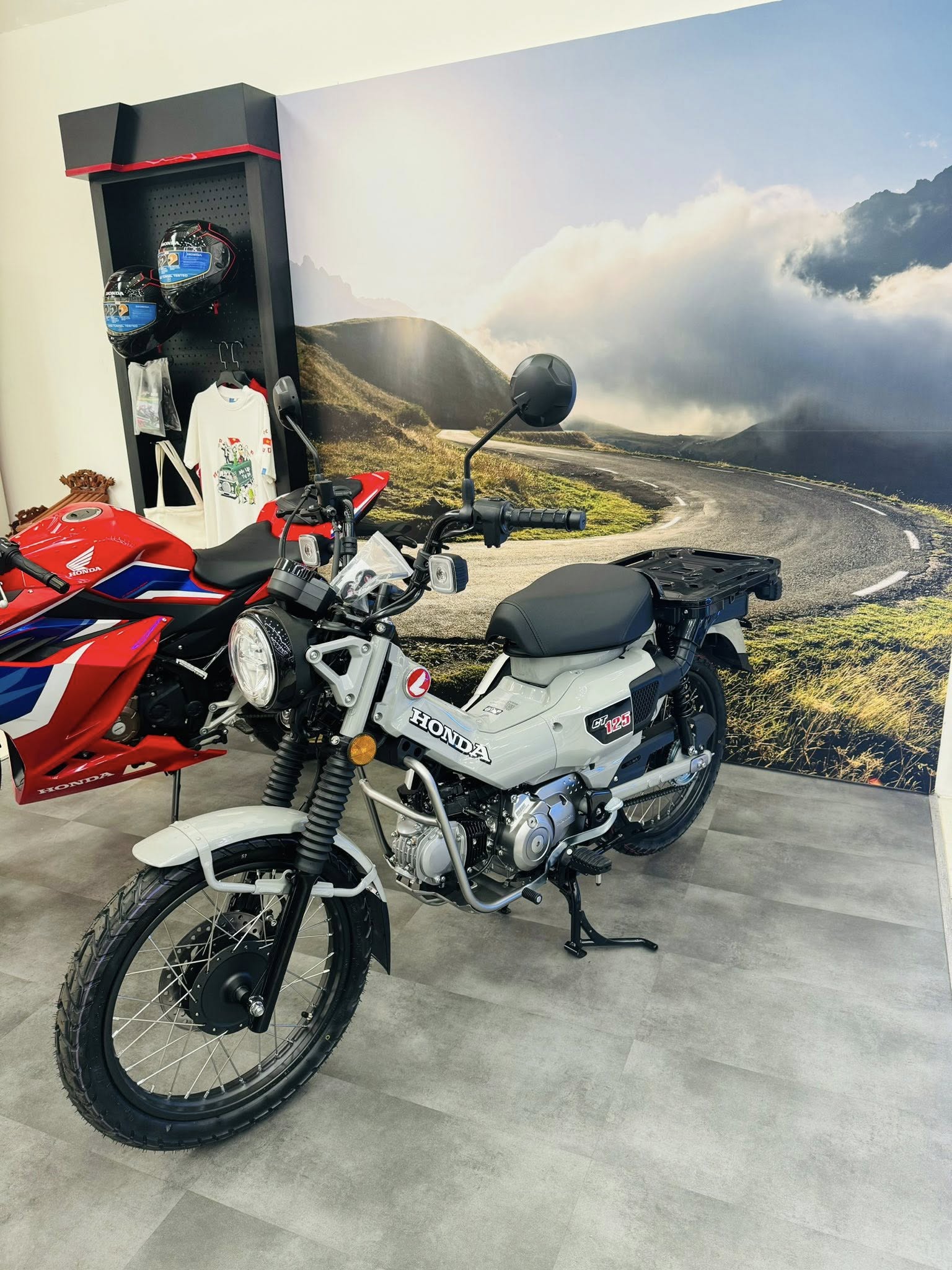 Xe Honda CT125 màu xám đỏ đen
