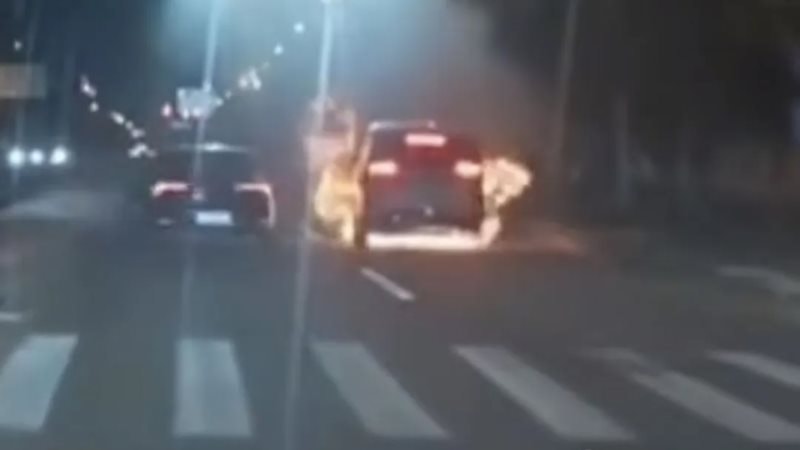 Cảnh tượng chiếc xe bị cháy rụi tại hiện trường