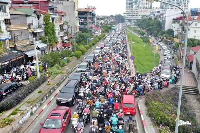 Khu vực lối lên cầu Long Biên bị ùn tắc