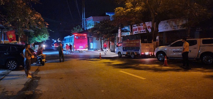 Lực lượng công an khám nghiệm hiện trường nơi xảy ra vụ việc. (Ảnh: NLĐ) Lực lượng công an khám nghiệm hiện trường