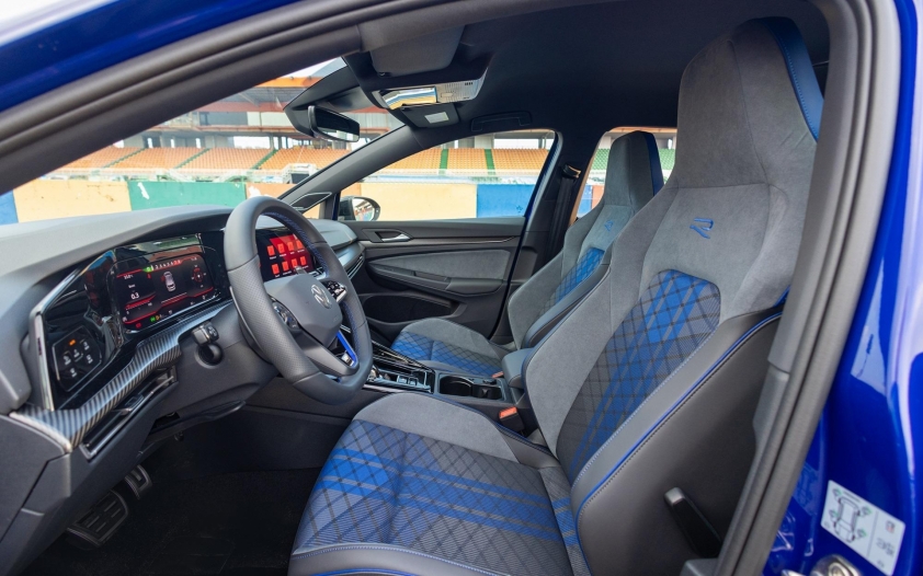 Màn hình trung tâm tương thích Apple CarPlay và Android Auto