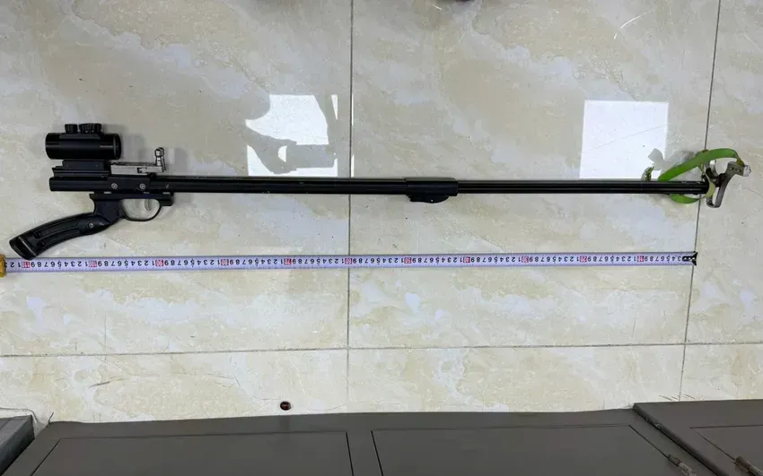 Các đối tượng dùng súng ná cao su bắn bi vào xe ô tô. (Ảnh: CA) Các đối tượng dùng súng ná cao su bắn bi vào xe ô tô.