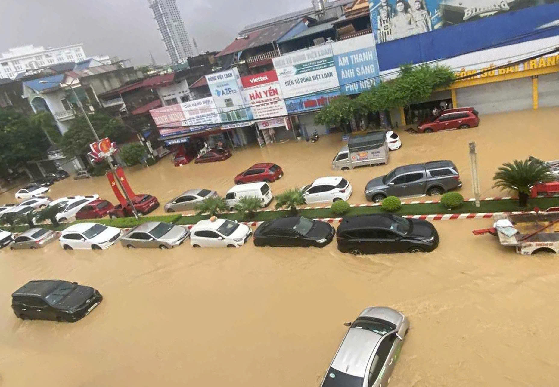 Chi trả bảo hiểm cho khách hàng thiệt hại ở vùng bão lũ Chi trả bảo hiểm tại vùng bão lũ