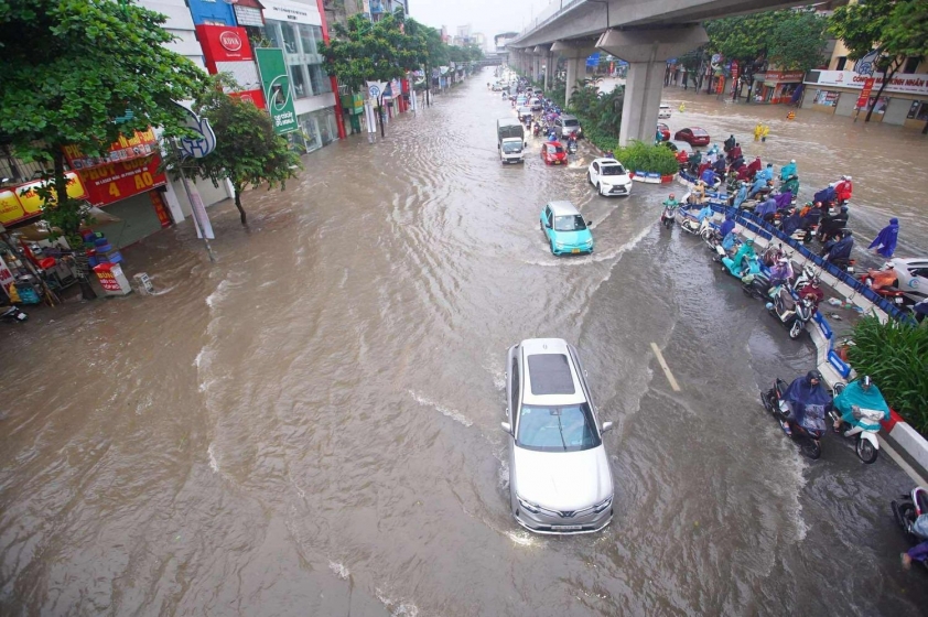Đường phố Hà Nội bị ngập sâu sau mưa lớn