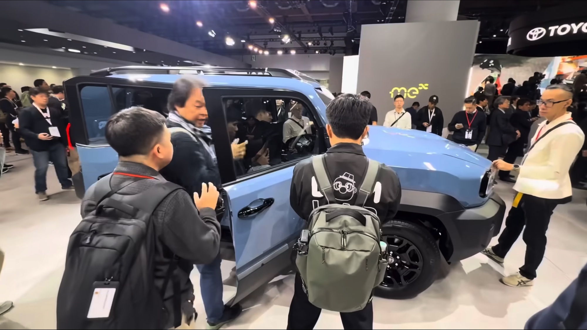 Khách tham quan tại khu vực trưng bày Toyota Land Cruiser FJ Đông đảo khách tham quan bên ngoài xe