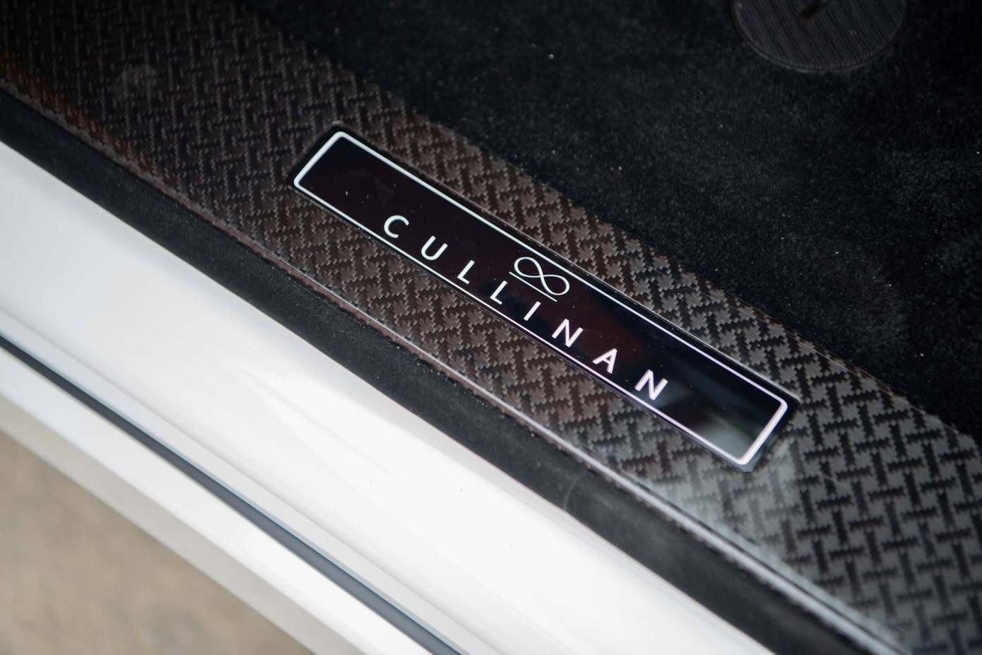 Chiếc Rolls-Royce Cullinan Black Badge Series II màu trắng tại Việt Nam