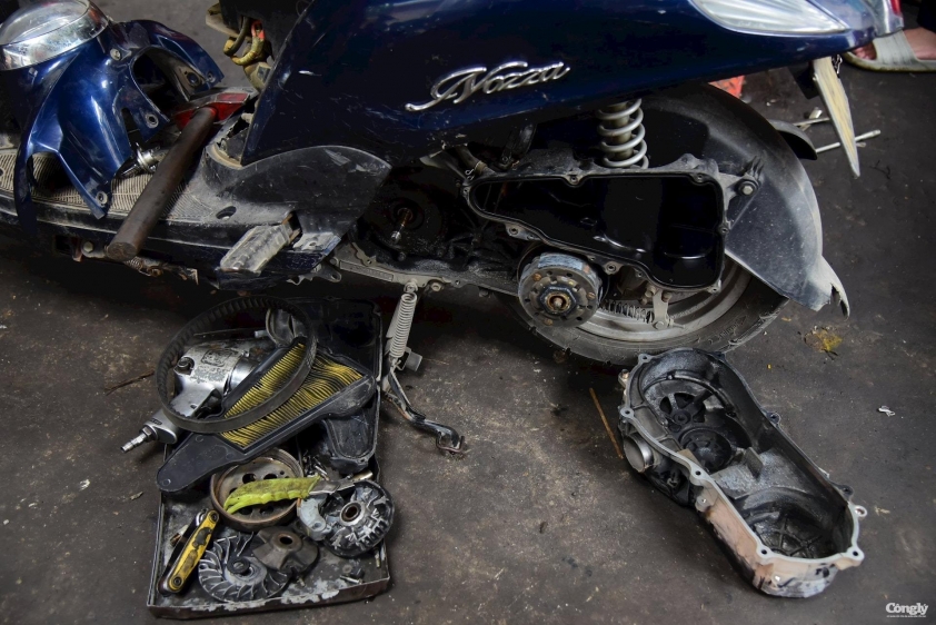 Kiểm tra bugi sau ngập nước Bugi xe máy bị ảnh hưởng sau mưa ngập