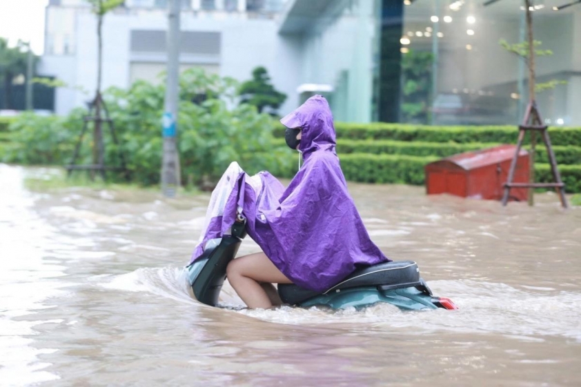 Kiểm tra xe điện tại trung tâm dịch vụ Kỹ thuật viên kiểm tra hệ thống pin xe điện