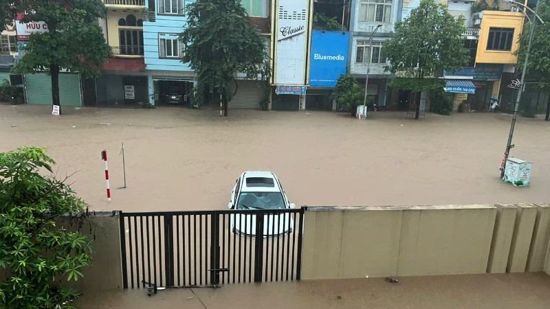 Công tác cứu hộ và ứng phó tại Thái Nguyên Lực lượng cứu hộ hỗ trợ người dân trong mưa lũ