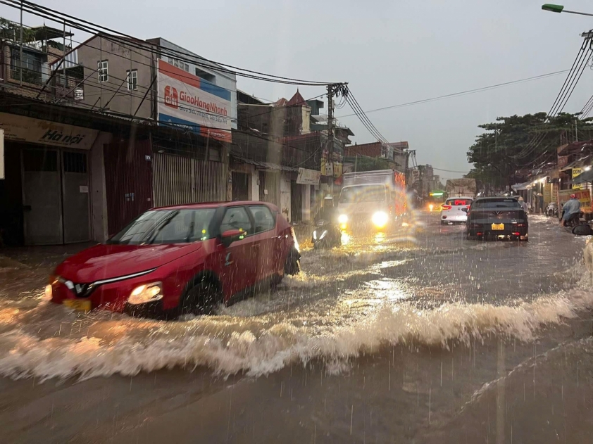 Hà Nội ngập sâu sau mưa bão Đường phố Hà Nội ngập nước