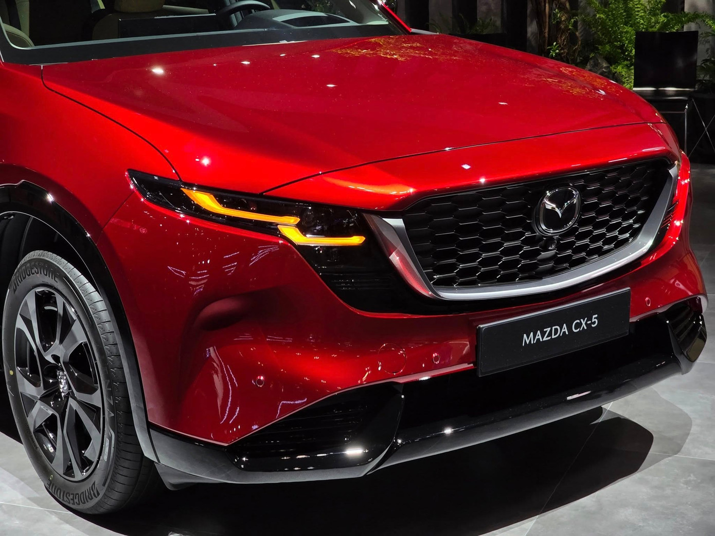 Mazda CX-5 đời mới lần đầu xuất hiện, chờ ngày về Việt Nam- Ảnh 4. Lưới tản nhiệt và cản trước thể thao trên Mazda CX-5 mới