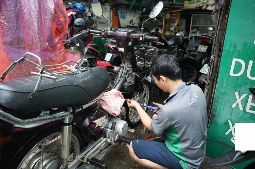 Chăm sóc phanh, dây ga, ổ khóa Bảo dưỡng phanh và các chi tiết kim loại