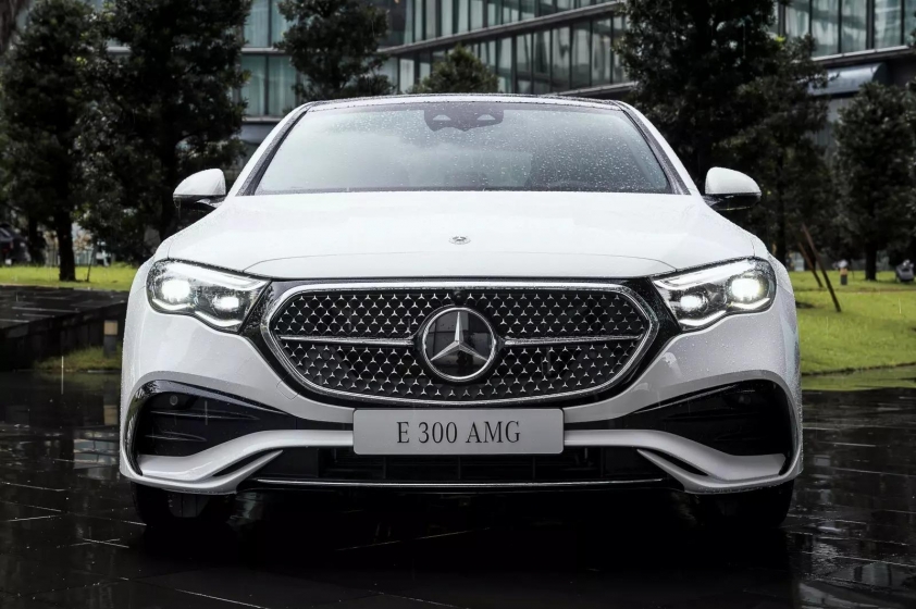 Bảng điều khiển và ghế ngồi Mercedes E 300 AMG