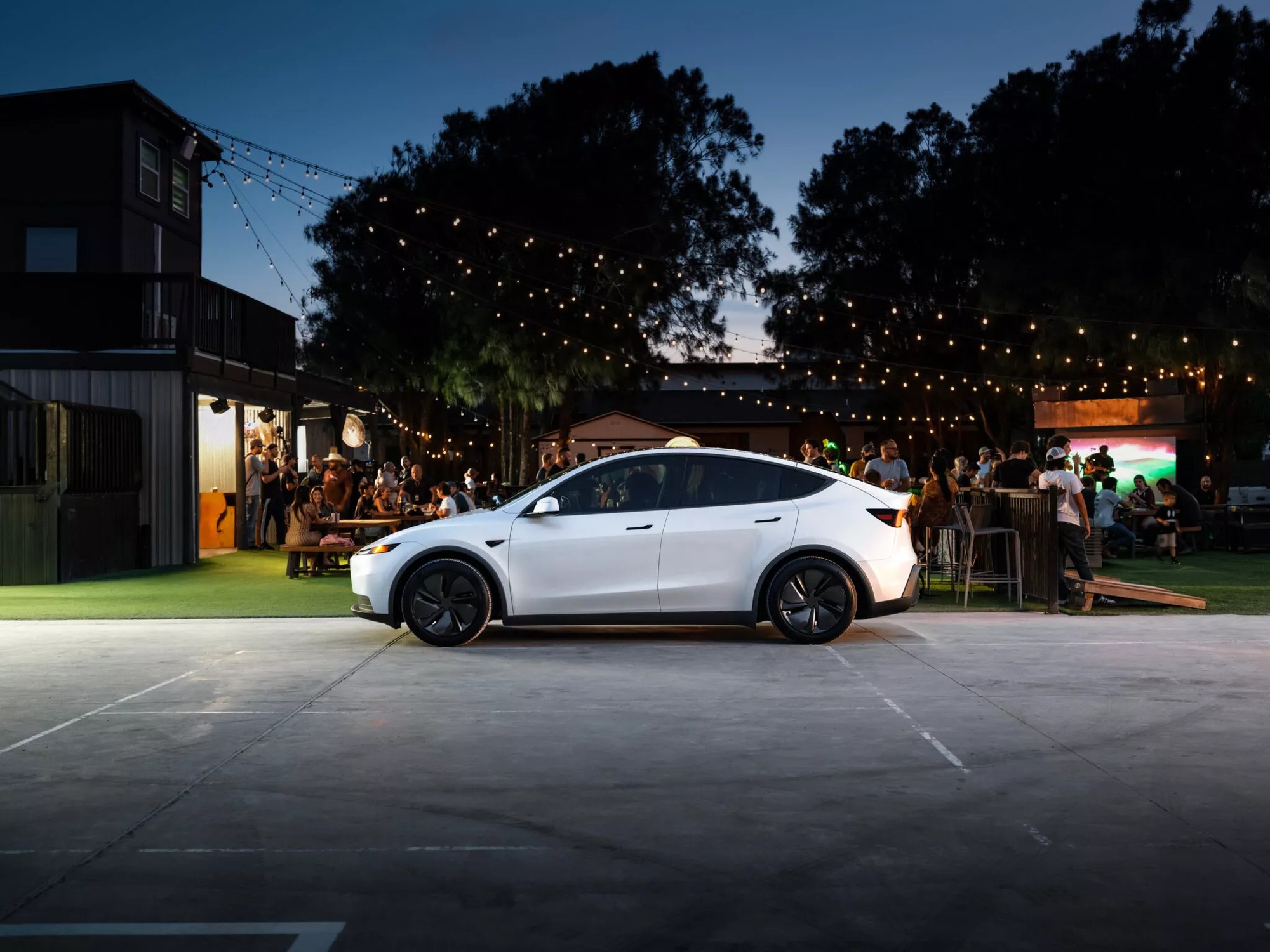 Tesla Model Y Standard - Ngoại thất chi tiết Chi tiết thiết kế cản trước và đèn pha