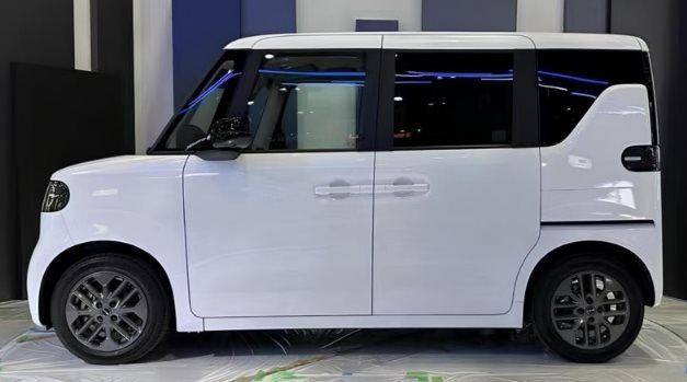 Mẫu xe điện mini giá hơn 300 triệu đồng lộ diện Xe điện mini màu trắng với các cột trụ đen tạo hiệu ứng mui nổi