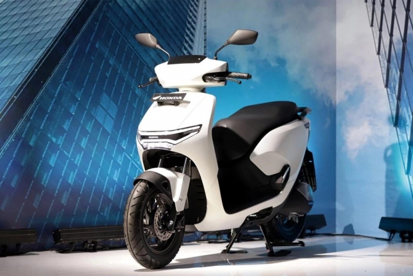 Tầm giá 20 triệu đồng, người dùng Việt có thể mua những mẫu xe máy điện nào? 720187 Xe Honda CUV e: màu đen trắng