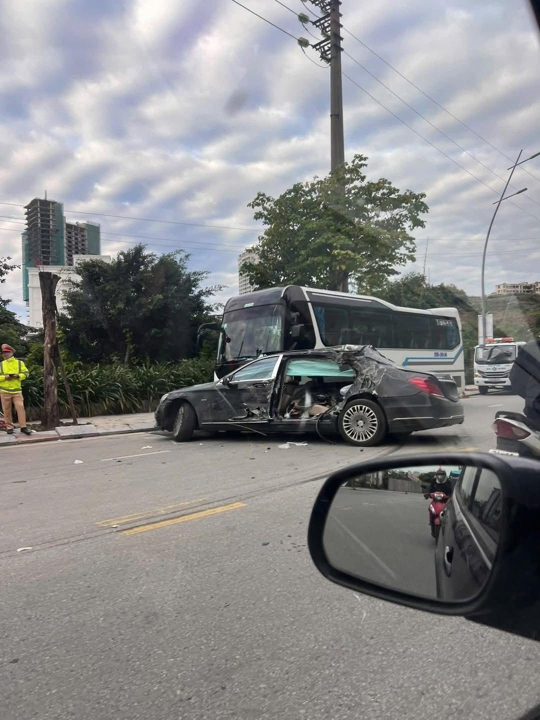 Lực lượng chức năng khám nghiệm hiện trường tai nạn giao thông