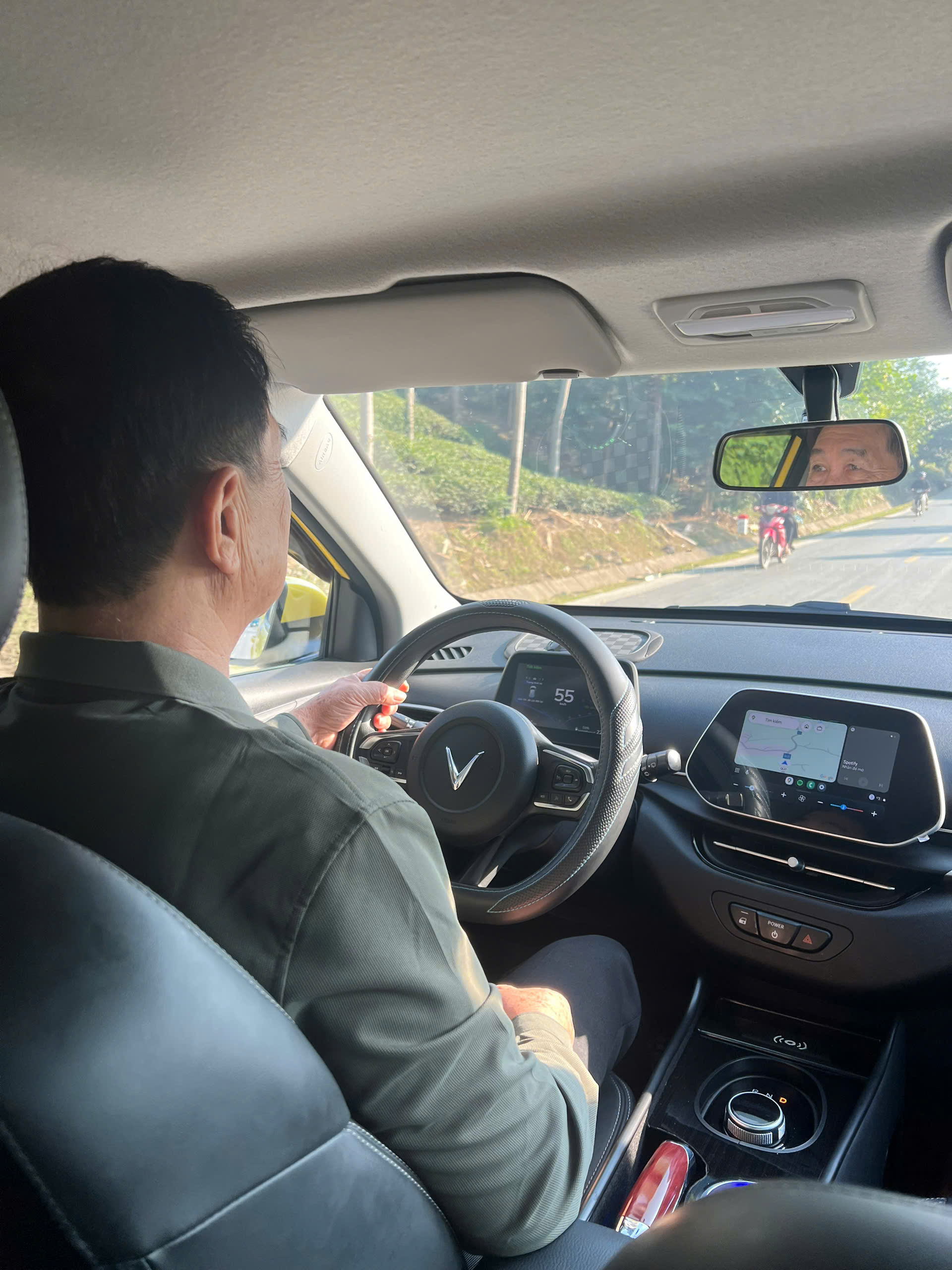 Cựu chiến binh 73 tuổi gây ngạc nhiên khi chọn xe điện