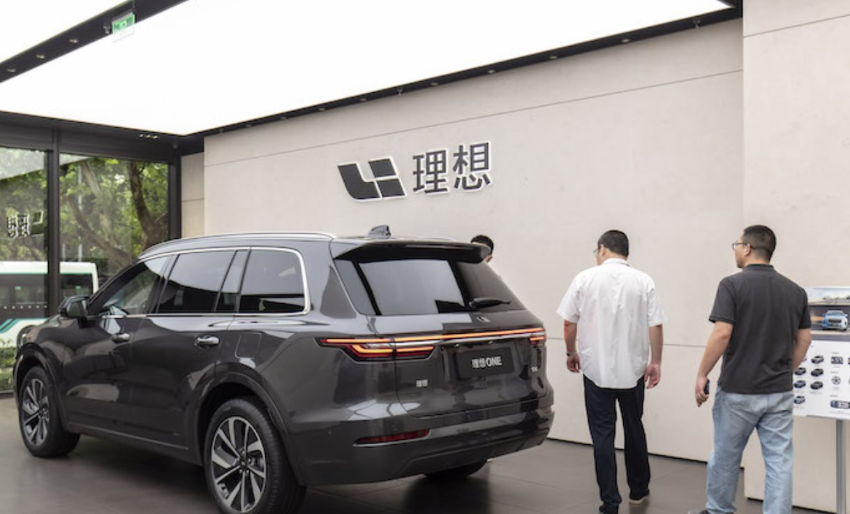 Xe điện bị cháy trên đường phố Thượng Hải