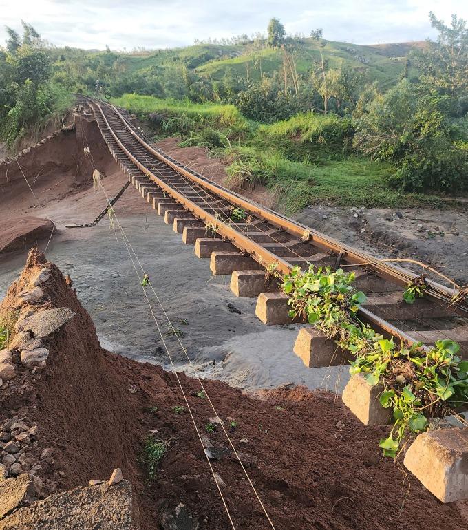 Đường ray treo lơ lửng do sạt lở