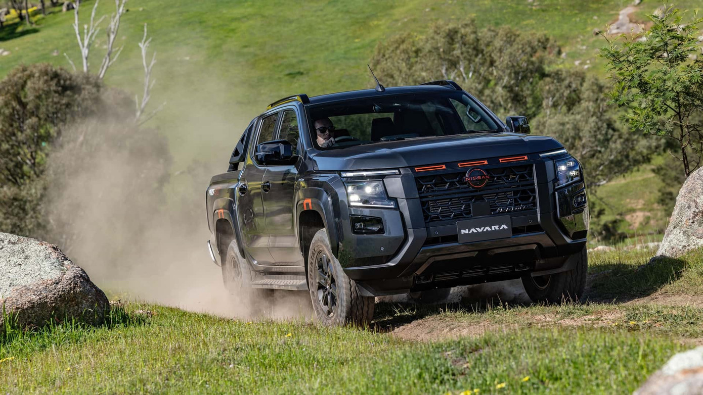 Nissan Navara phiên bản mới có thiết kế tương đồng với Mitsubishi Triton nhưng phần đầu xe được thay đổi