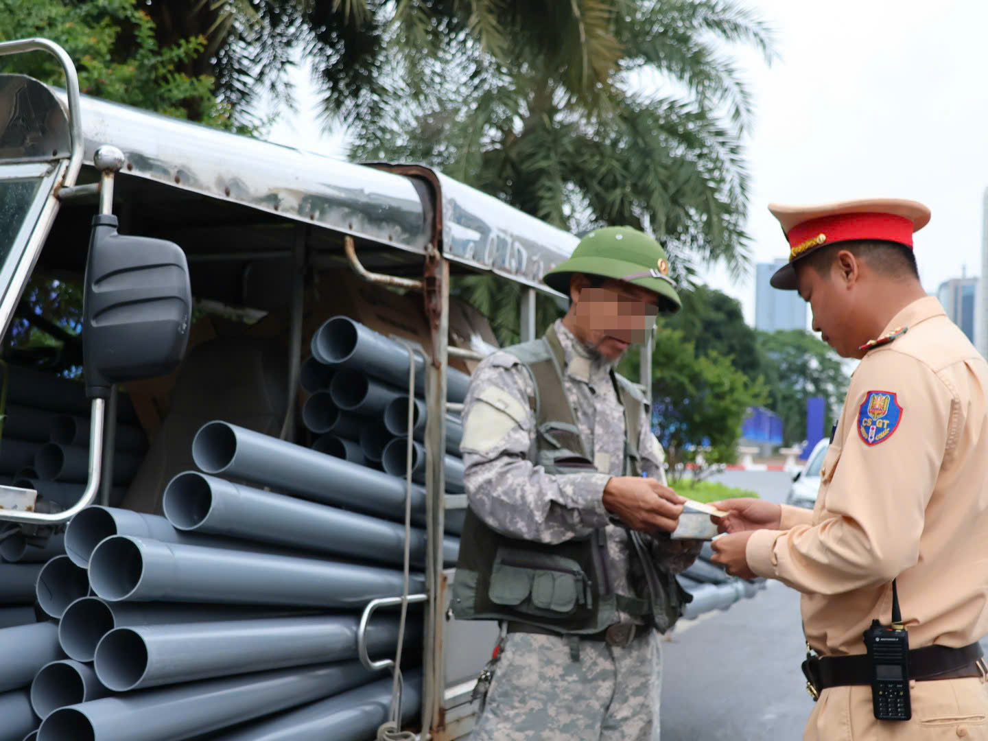 CSGT xử lý các trường hợp điều khiển xe tự chế chở hàng cồng kềnh Lực lượng CSGT xử lý phương tiện vi phạm